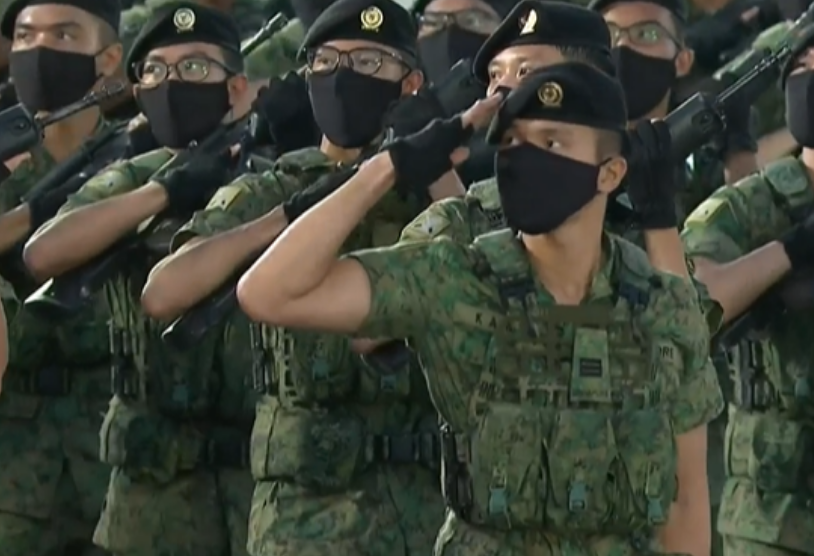 新加坡國慶煙花燃爆夜空!空軍戰機出動、精銳傘兵空降,舉國同歡共慶