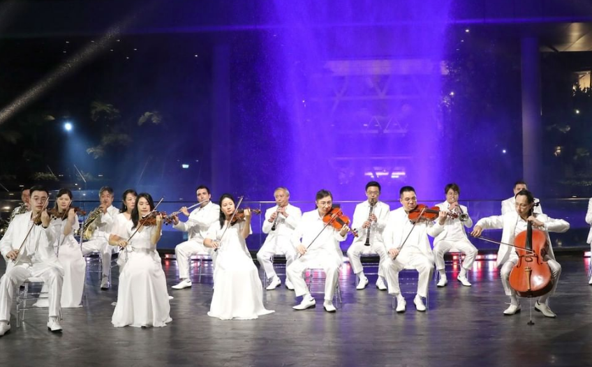 新加坡國慶煙花燃爆夜空!空軍戰機出動、精銳傘兵空降,舉國同歡共慶