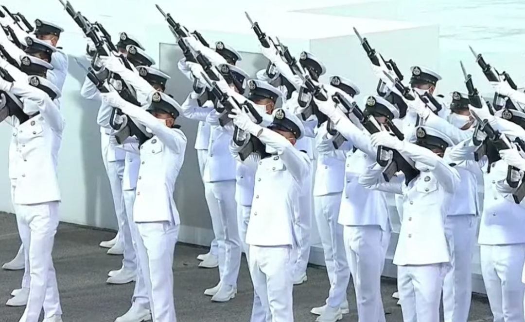 新加坡國慶煙花燃爆夜空!空軍戰機出動、精銳傘兵空降,舉國同歡共慶