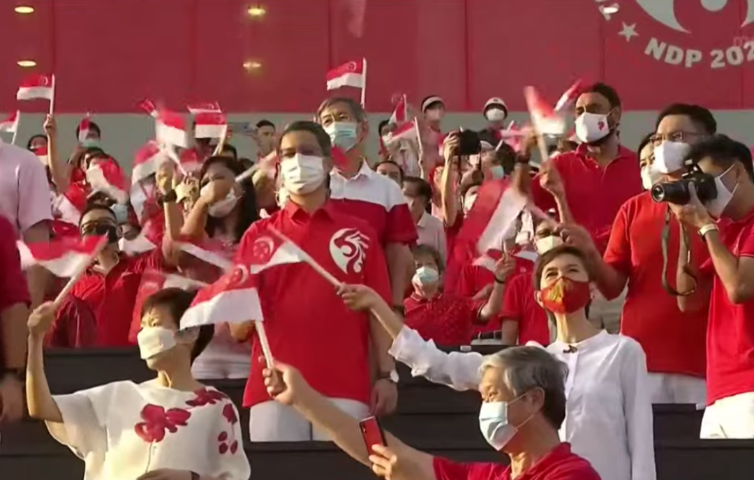 新加坡國慶煙花燃爆夜空!空軍戰機出動、精銳傘兵空降,舉國同歡共慶