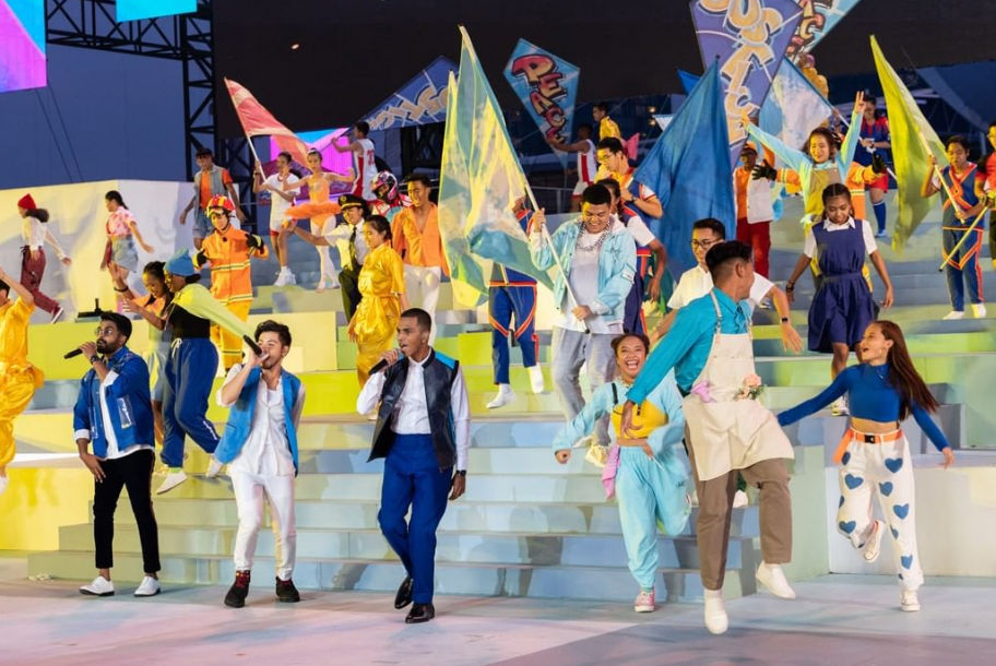 新加坡國慶煙花燃爆夜空!空軍戰機出動、精銳傘兵空降,舉國同歡共慶