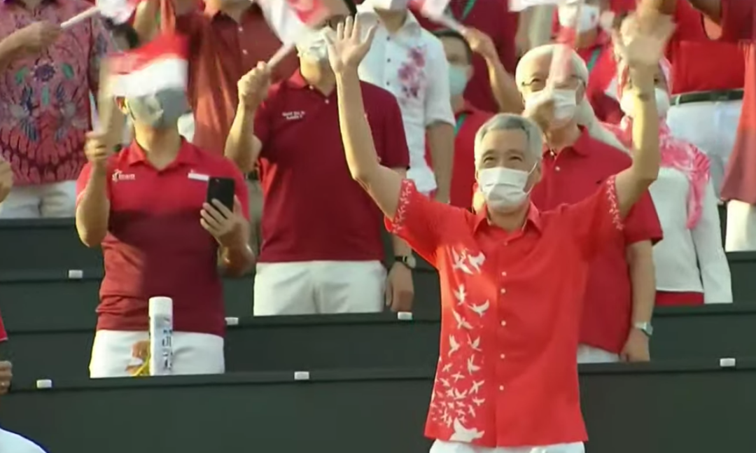 新加坡國慶煙花燃爆夜空!空軍戰機出動、精銳傘兵空降,舉國同歡共慶