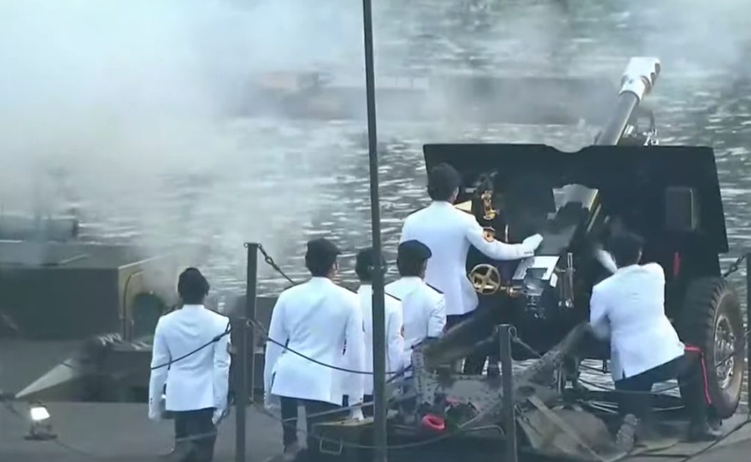 新加坡國慶煙花燃爆夜空!空軍戰機出動、精銳傘兵空降,舉國同歡共慶