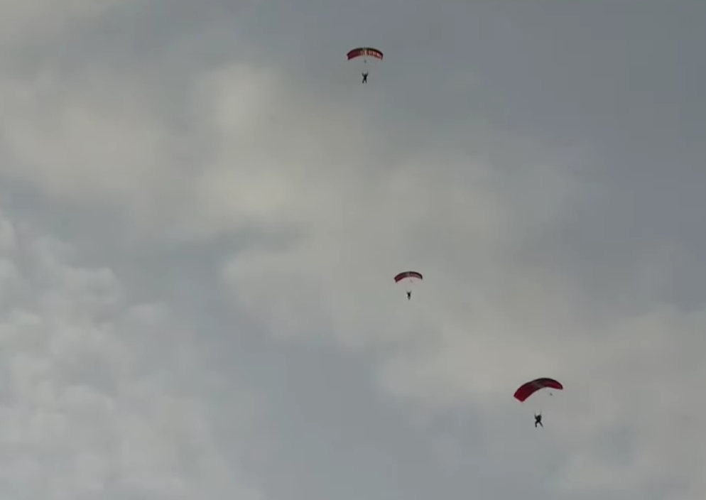 新加坡國慶煙花燃爆夜空!空軍戰機出動、精銳傘兵空降,舉國同歡共慶