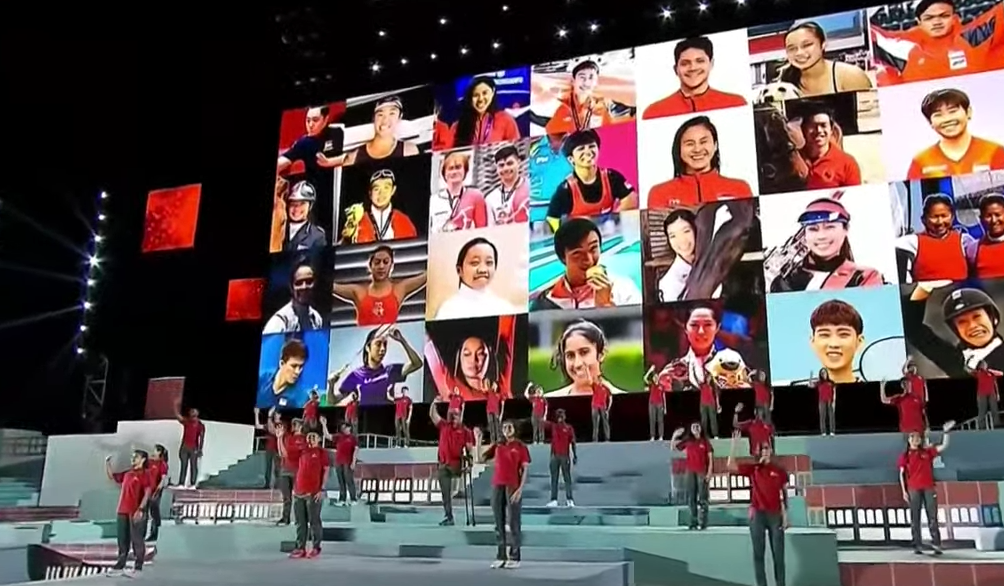 新加坡國慶煙花燃爆夜空!空軍戰機出動、精銳傘兵空降,舉國同歡共慶