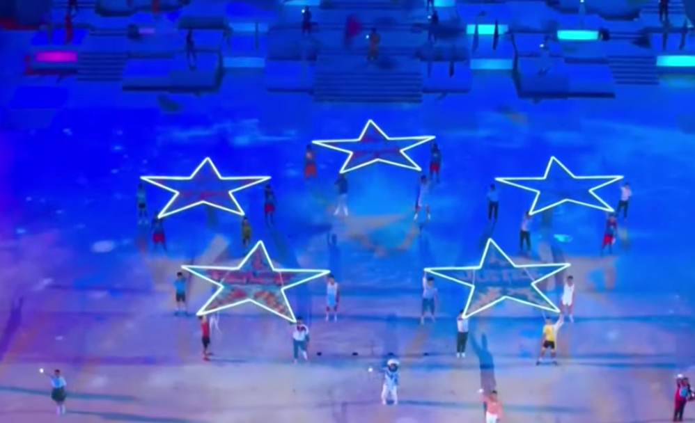 新加坡國慶煙花燃爆夜空!空軍戰機出動、精銳傘兵空降,舉國同歡共慶