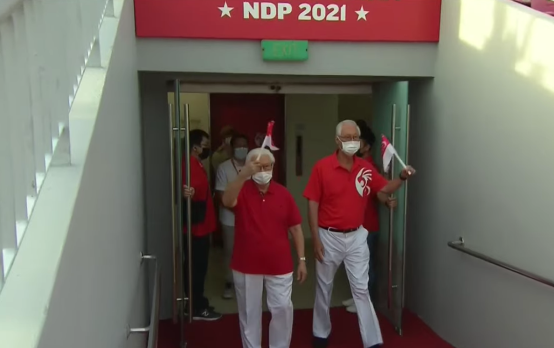 新加坡國慶煙花燃爆夜空!空軍戰機出動、精銳傘兵空降,舉國同歡共慶