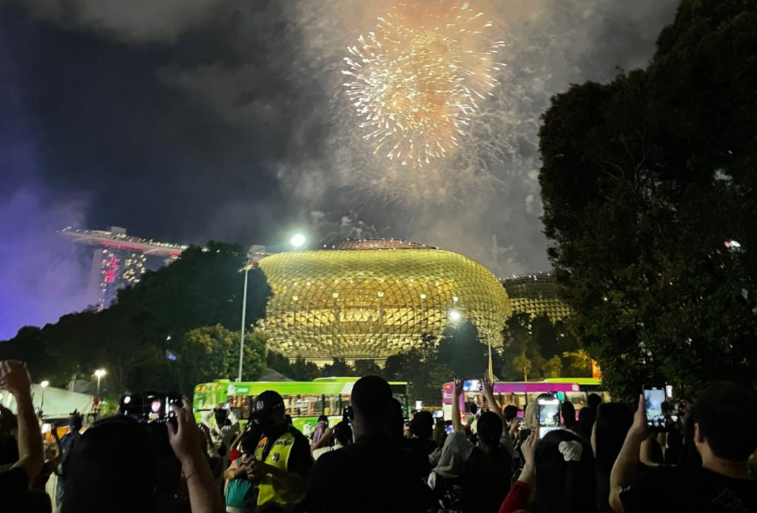 新加坡國慶煙花燃爆夜空!空軍戰機出動、精銳傘兵空降,舉國同歡共慶