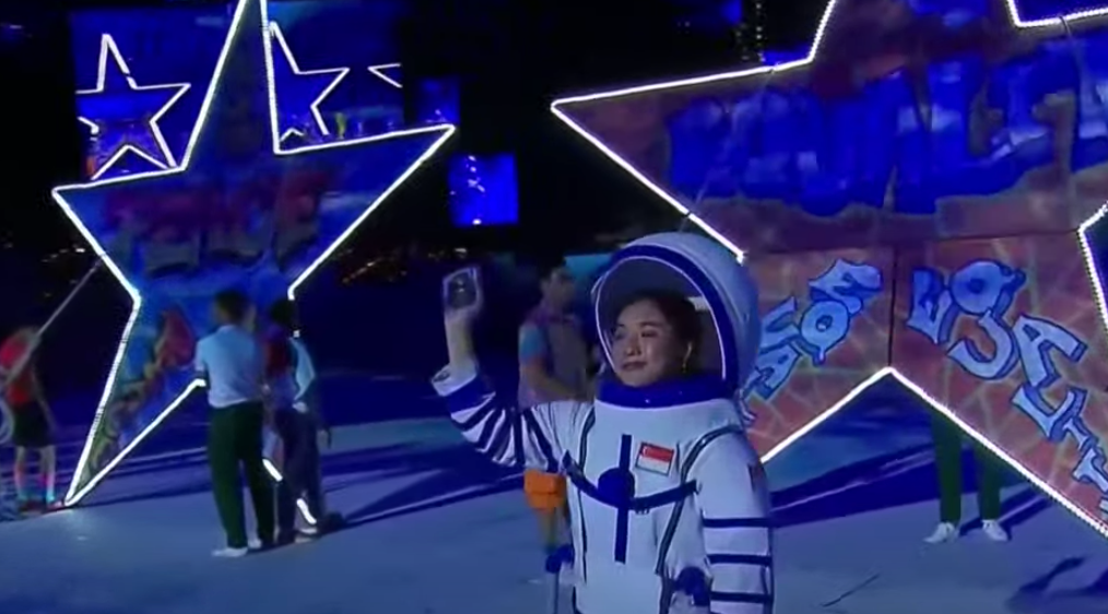 新加坡國慶煙花燃爆夜空!空軍戰機出動、精銳傘兵空降,舉國同歡共慶