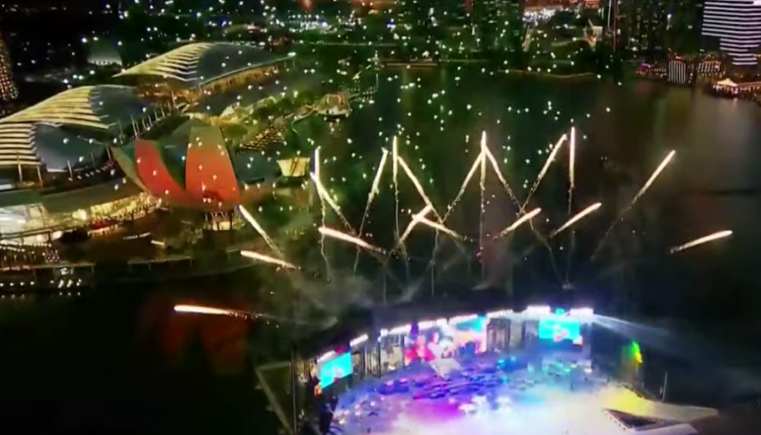 新加坡國慶煙花燃爆夜空!空軍戰機出動、精銳傘兵空降,舉國同歡共慶
