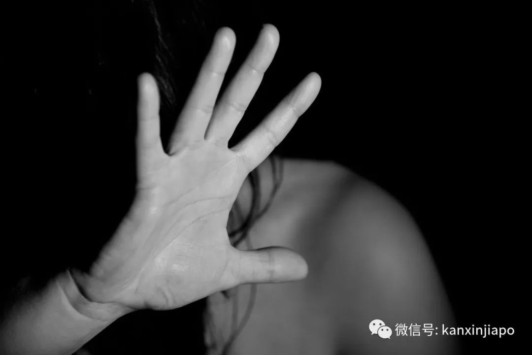 埋伏组屋楼下猛捅妻子18刀致死,男子返家后跳楼自杀