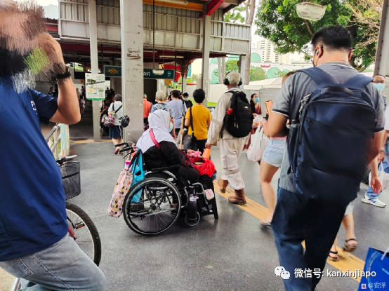 “在新加坡街頭有老人向你要錢,該給嗎?”