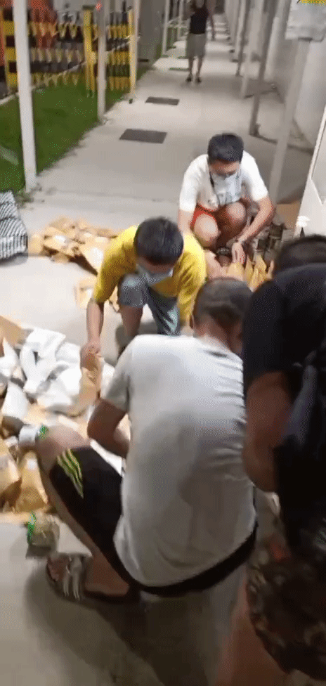 中國客工爆料：新加坡宿舍疫情爆發、吃住環境差；愛心人士積極捐急需物資