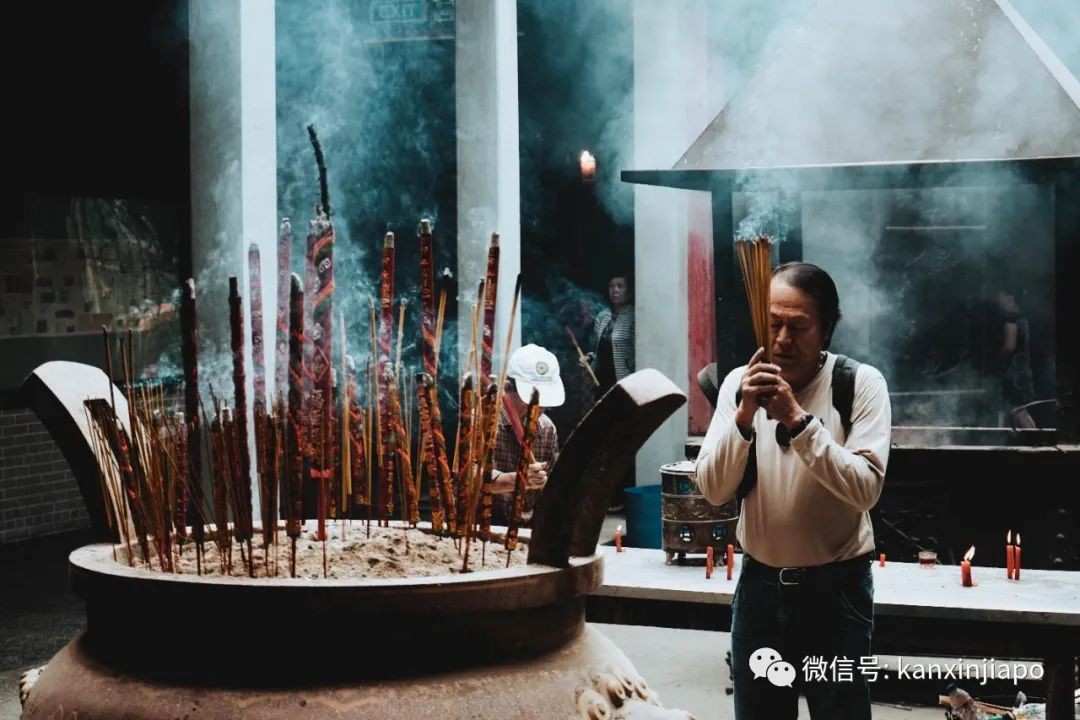 少女前往神庙参拜后不慎让全家10口人感染冠病
