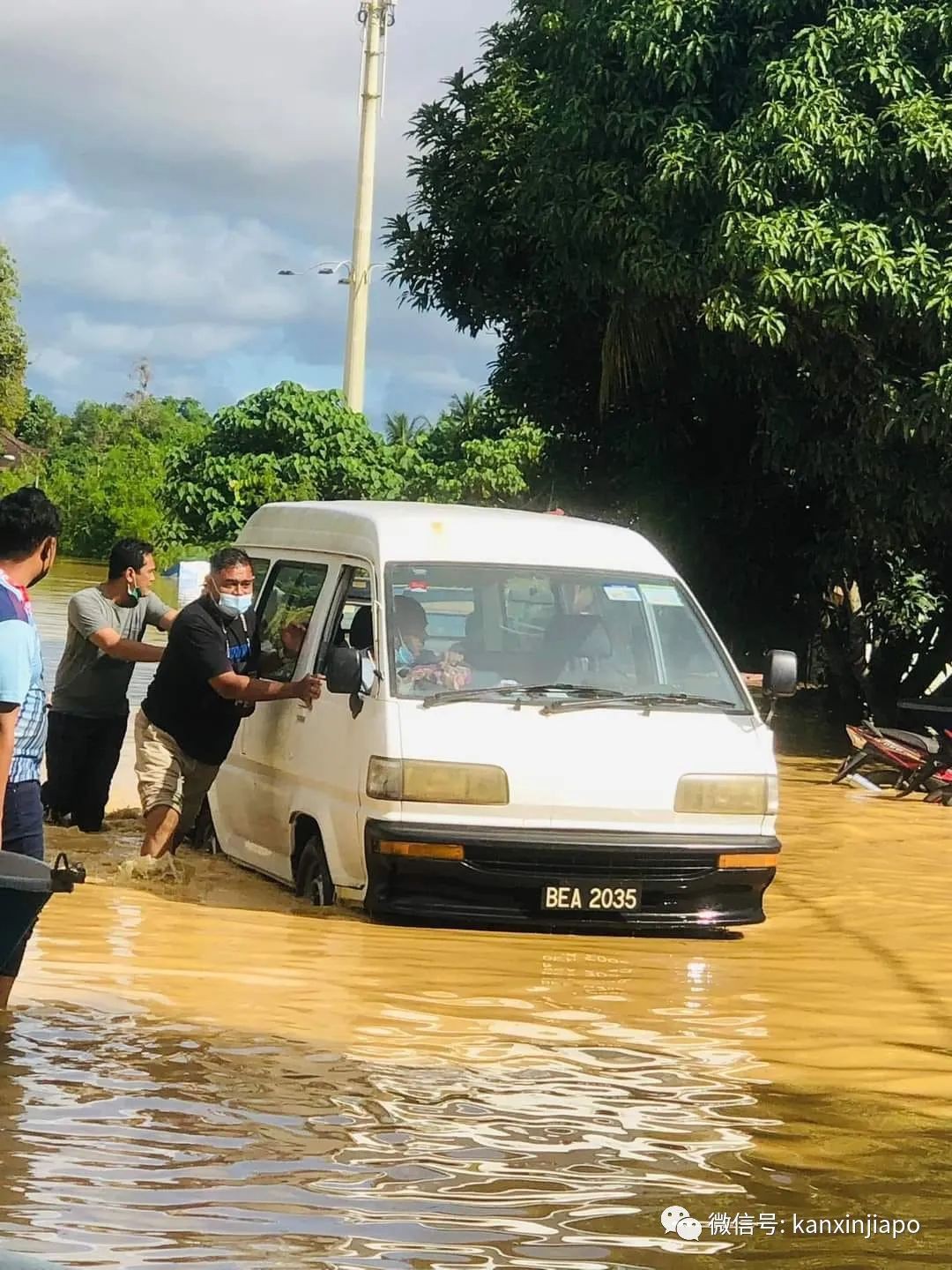 马来西亚港口遭遇百年一遇最严重洪灾，新加坡红十字会紧急援助
