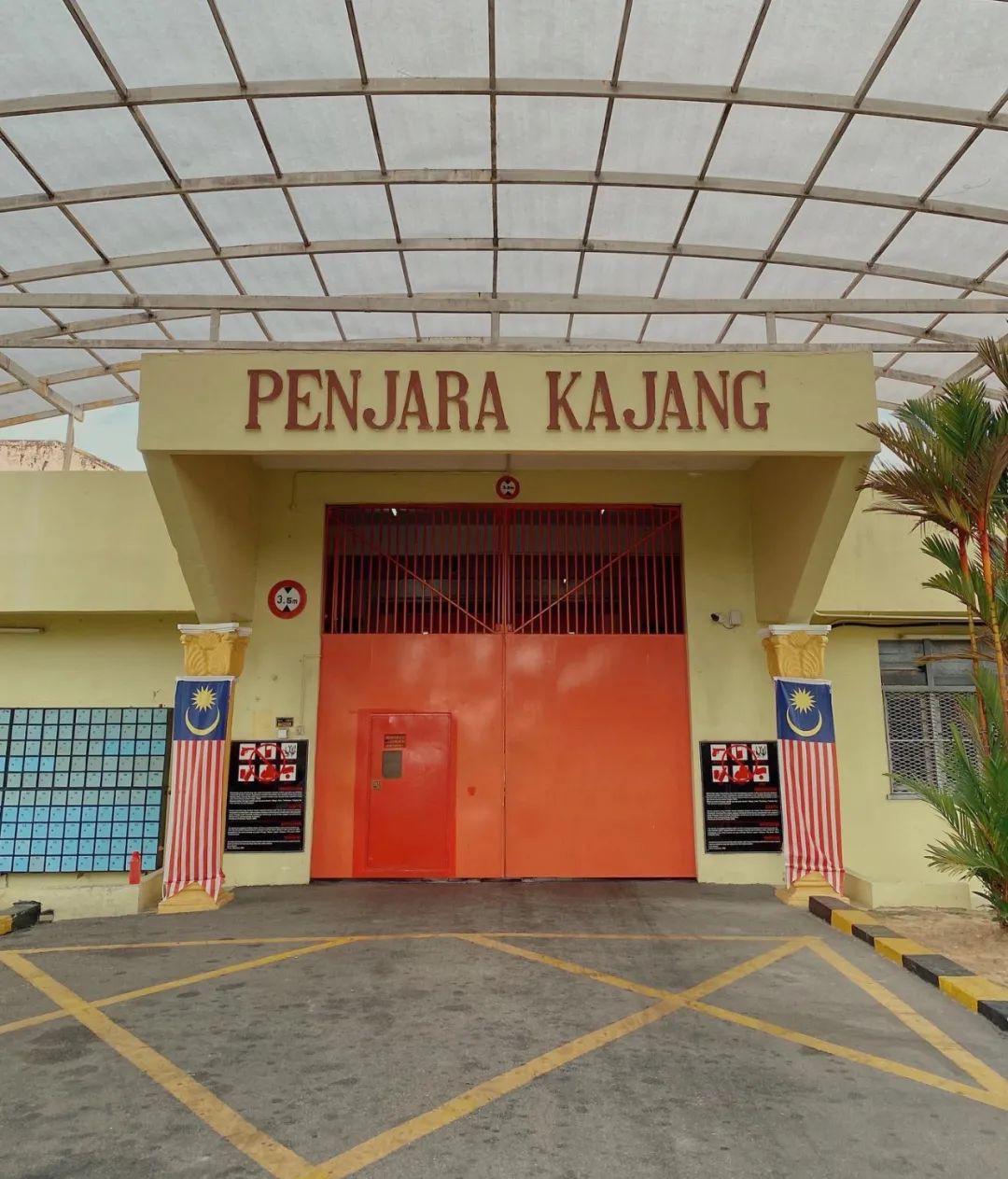 2名監獄囚犯接種疫苗後死亡,18人出現嚴重不良反應,癱瘓、心髒炎症...