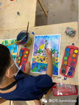 小小姐弟藝術家在新加坡國家級藝術中心開個人畫展,背後還有這個的原因...