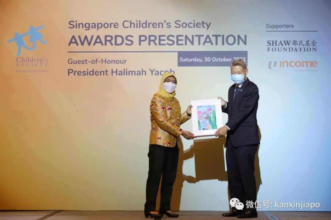 小小姐弟藝術家在新加坡國家級藝術中心開個人畫展,背後還有這個的原因...