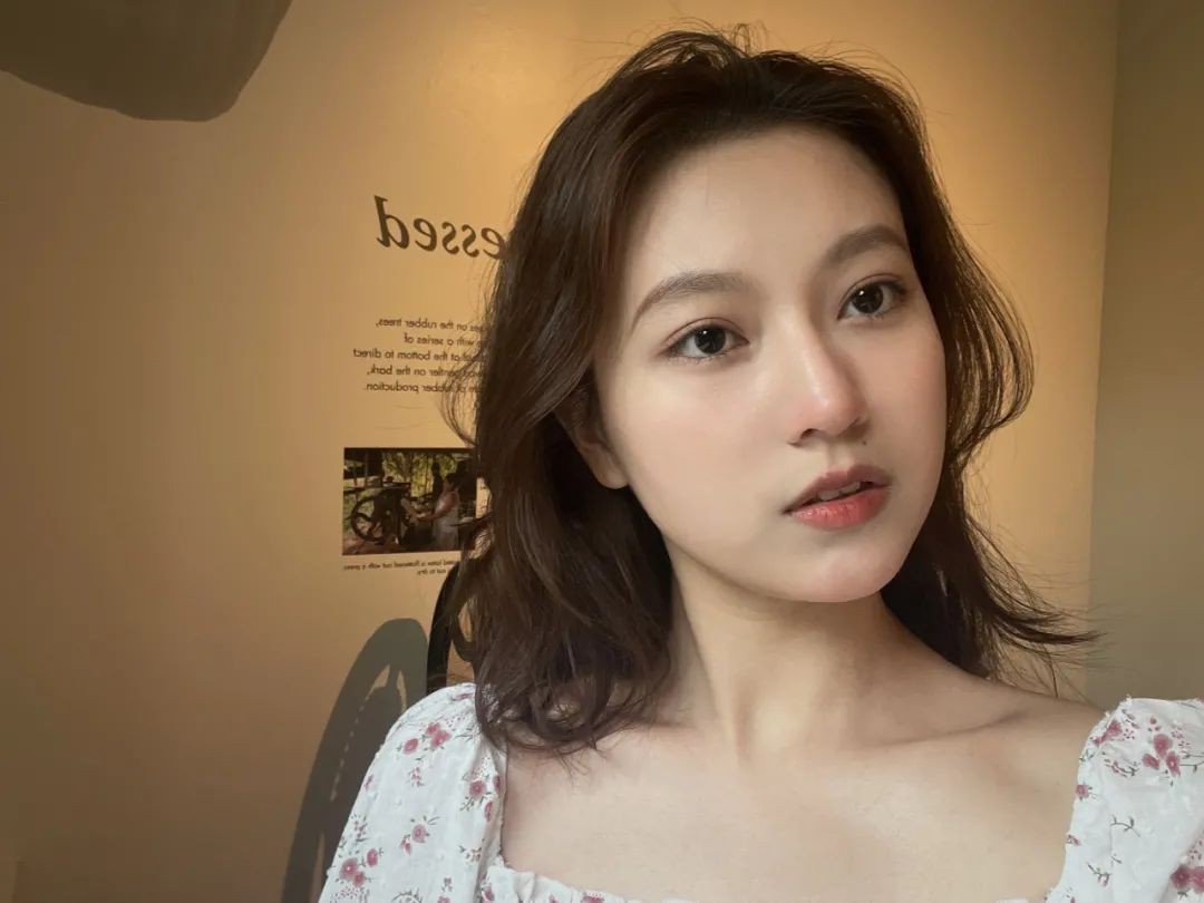 地鐵站廣告上的美少女,竟然是個“學霸”?!