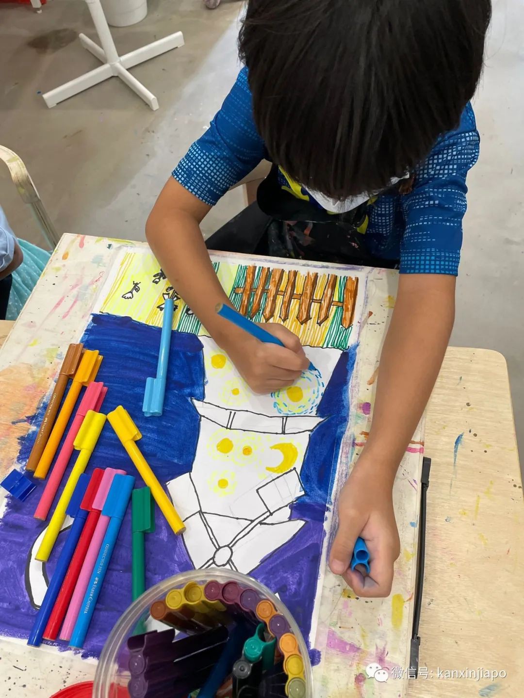 小小姐弟藝術家在新加坡國家級藝術中心開個人畫展,背後還有這個的原因...