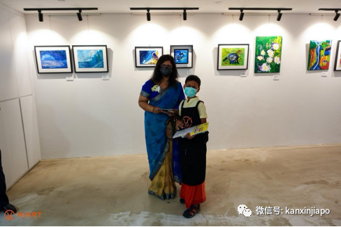 小小姐弟藝術家在新加坡國家級藝術中心開個人畫展,背後還有這個的原因...
