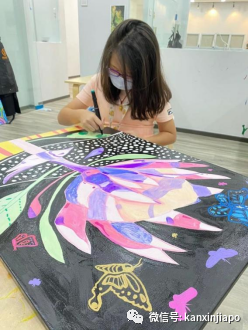 小小姐弟藝術家在新加坡國家級藝術中心開個人畫展,背後還有這個的原因...