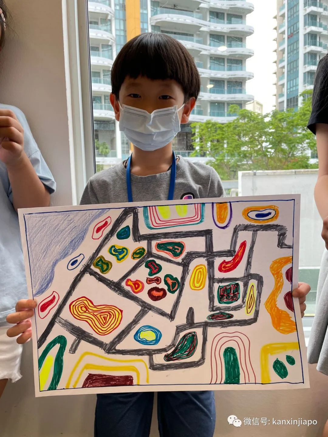 小小姐弟藝術家在新加坡國家級藝術中心開個人畫展,背後還有這個的原因...