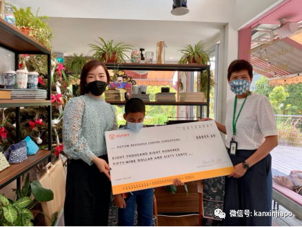 小小姐弟藝術家在新加坡國家級藝術中心開個人畫展,背後還有這個的原因...