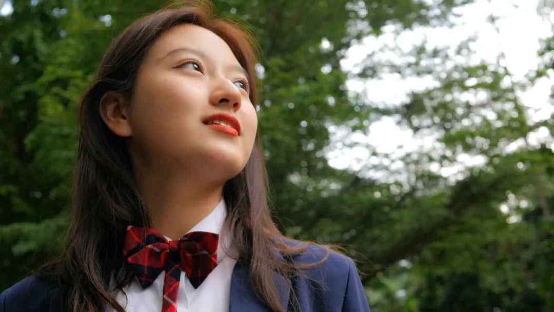 地鐵站廣告上的美少女,竟然是個“學霸”?!