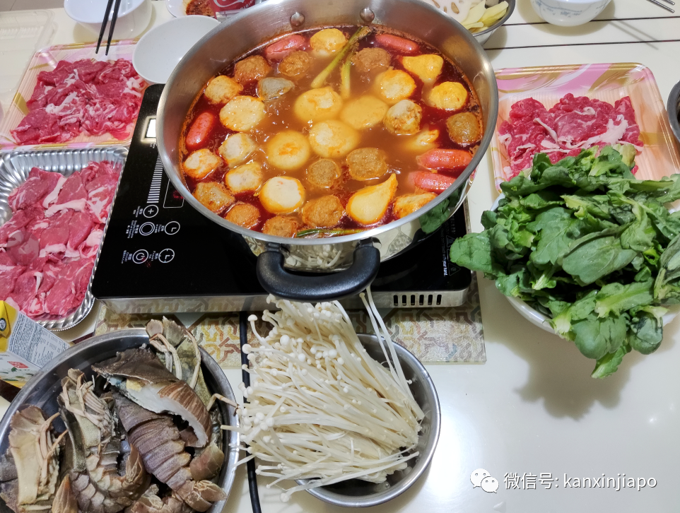 “兩年多沒回家了,我在新加坡挺好的,還給自己做了年夜飯,爸媽別惦記...”