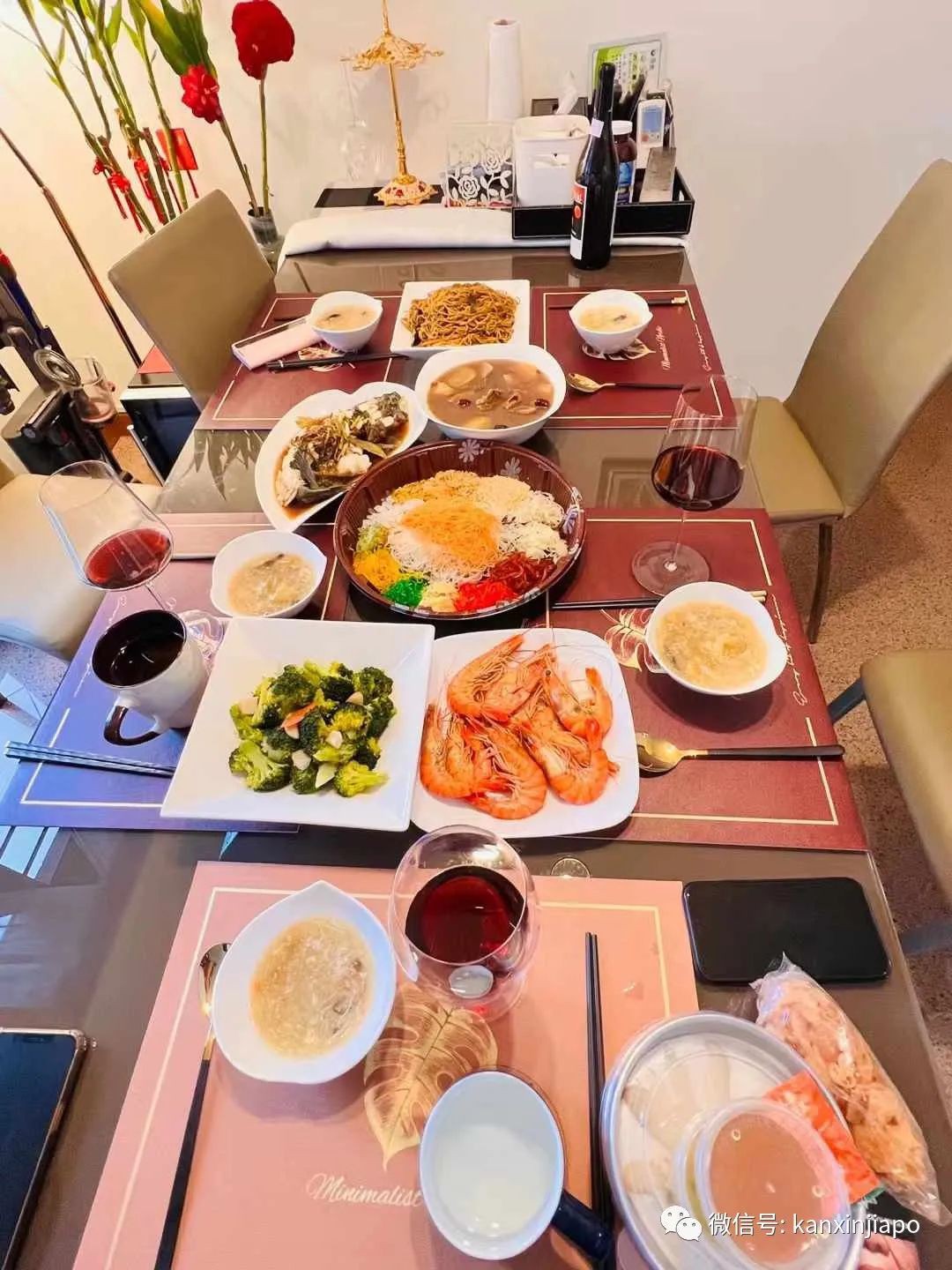 “兩年多沒回家了,我在新加坡挺好的,還給自己做了年夜飯,爸媽別惦記...”