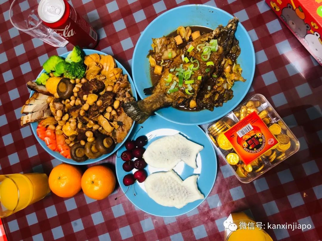 “兩年多沒回家了,我在新加坡挺好的,還給自己做了年夜飯,爸媽別惦記...”