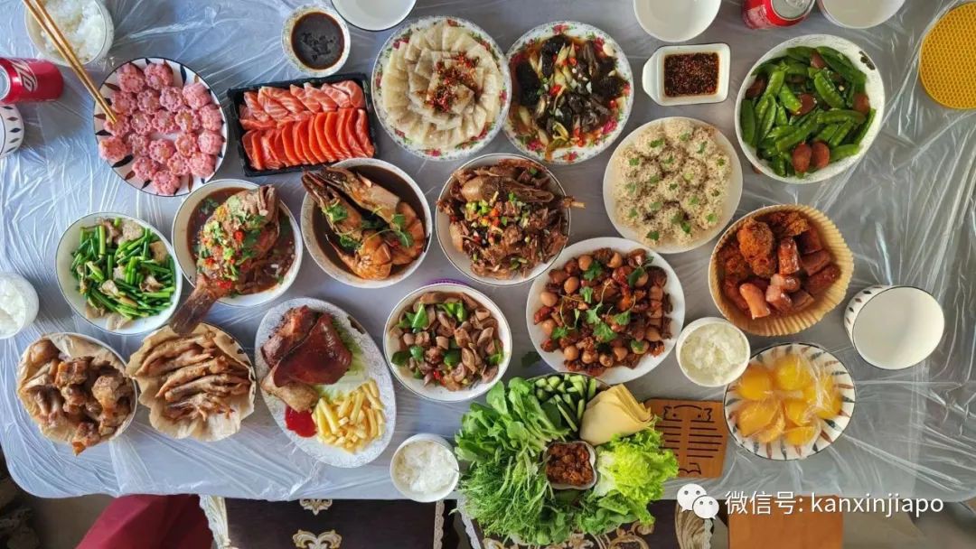 “兩年多沒回家了,我在新加坡挺好的,還給自己做了年夜飯,爸媽別惦記...”