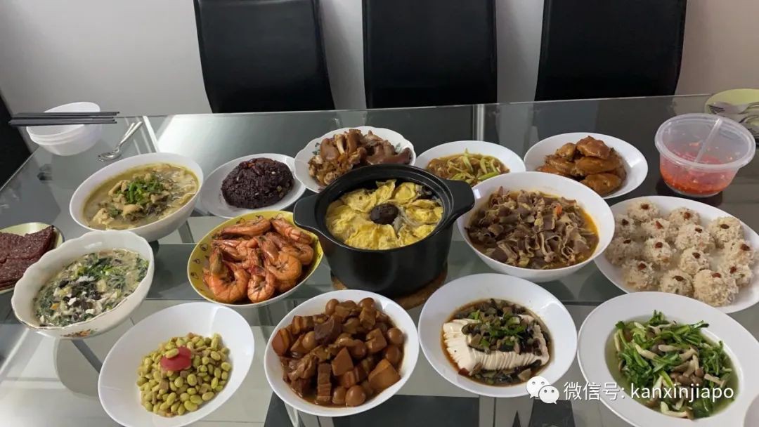 “兩年多沒回家了,我在新加坡挺好的,還給自己做了年夜飯,爸媽別惦記...”