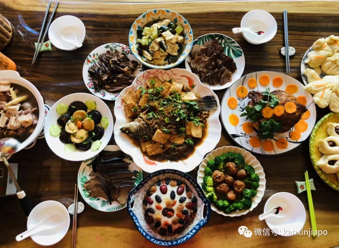 “兩年多沒回家了,我在新加坡挺好的,還給自己做了年夜飯,爸媽別惦記...”