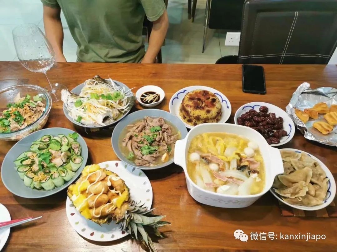 “兩年多沒回家了,我在新加坡挺好的,還給自己做了年夜飯,爸媽別惦記...”