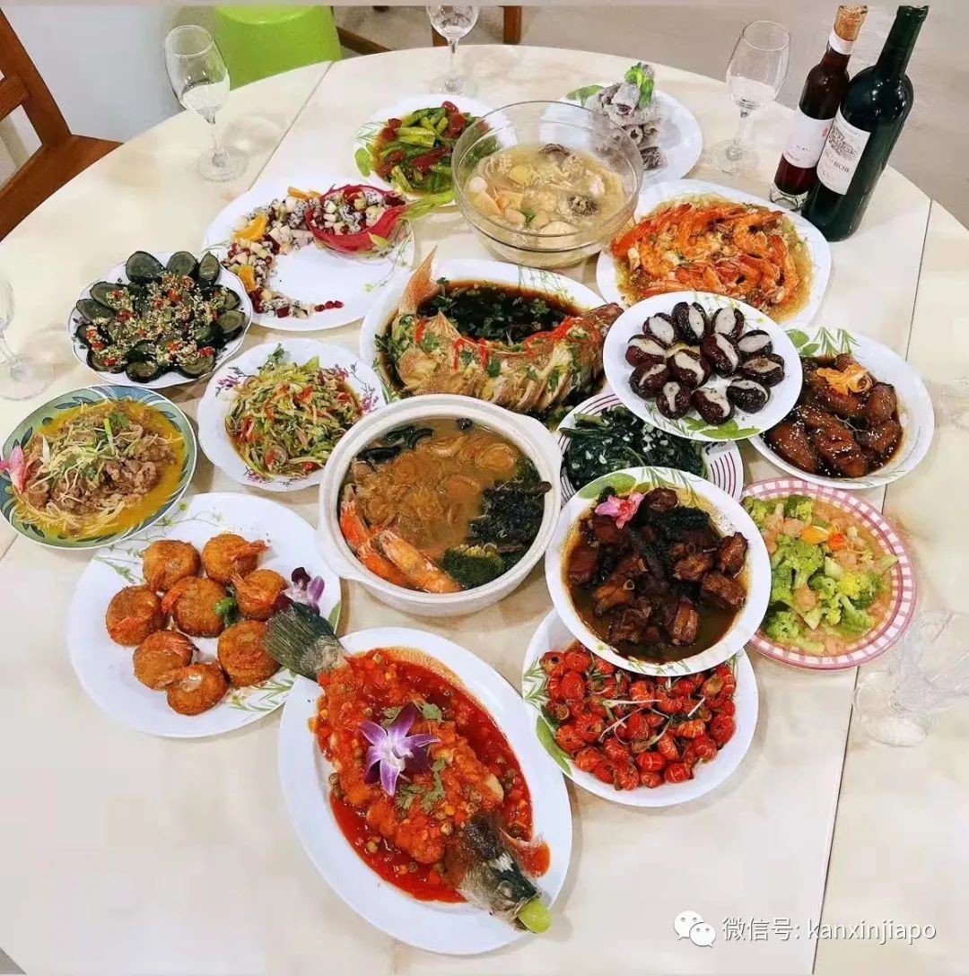 “兩年多沒回家了,我在新加坡挺好的,還給自己做了年夜飯,爸媽別惦記...”