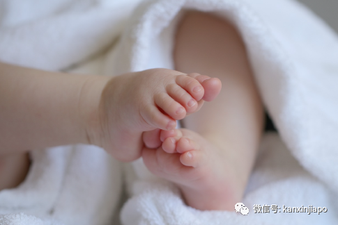 毫無人性!新加坡幼師虐待1歲男嬰,連續掌掴7次,猛拍背部20次,狠摔到地上...