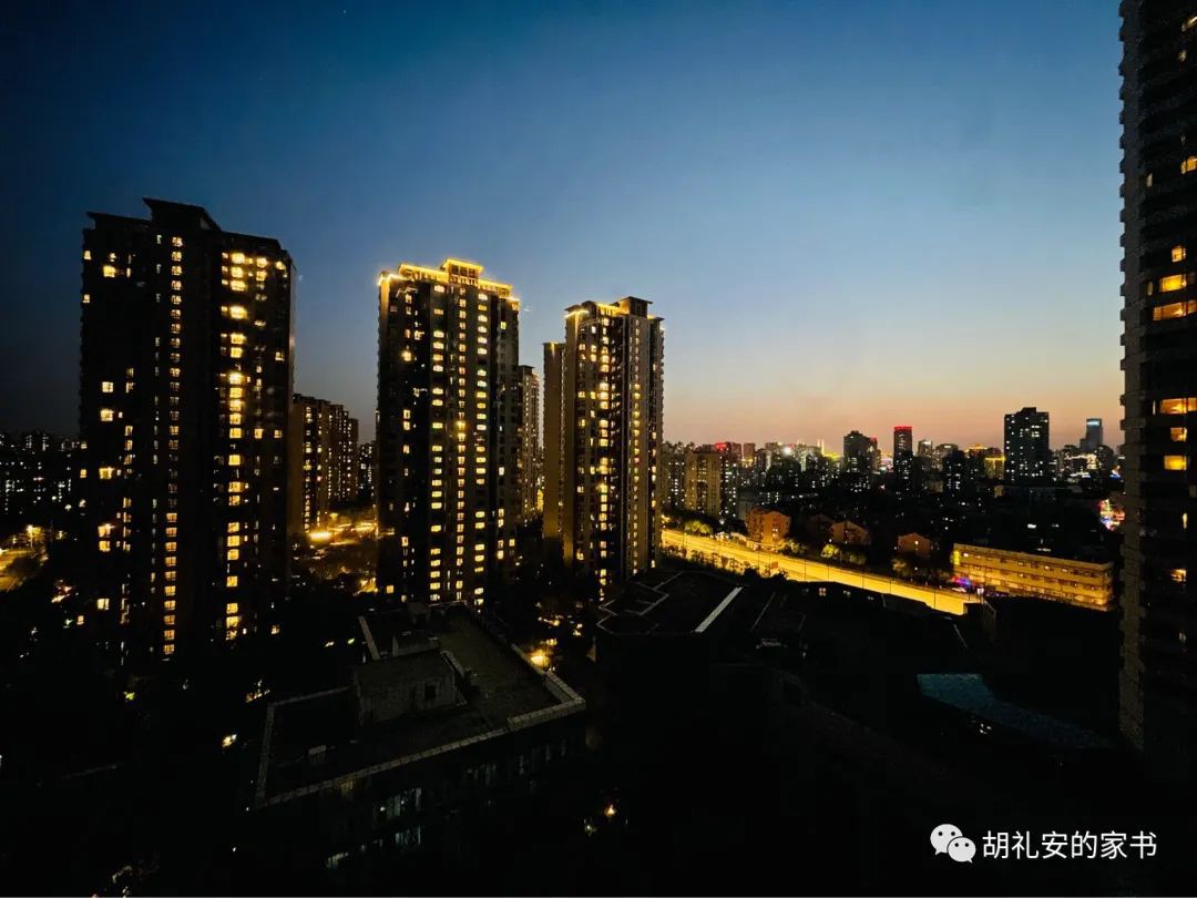 “从新加坡回到上海，封锁一再延长，我被卷入了这场前所未有的大事件”