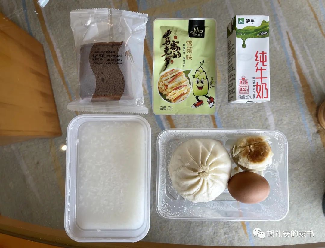 “从新加坡回到上海，封锁一再延长，我被卷入了这场前所未有的大事件”