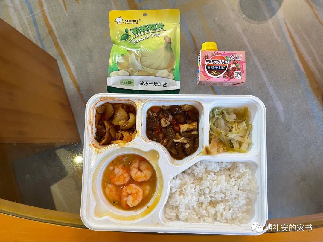 “从新加坡回到上海，封锁一再延长，我被卷入了这场前所未有的大事件”