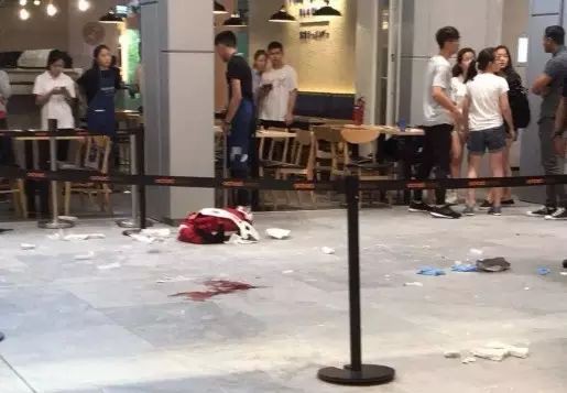新加坡女工程师踩天花板吊顶，不幸从16楼跌至9楼，当场死亡