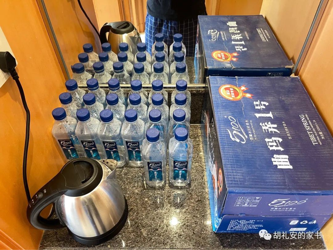 “从新加坡回到上海，封锁一再延长，我被卷入了这场前所未有的大事件”