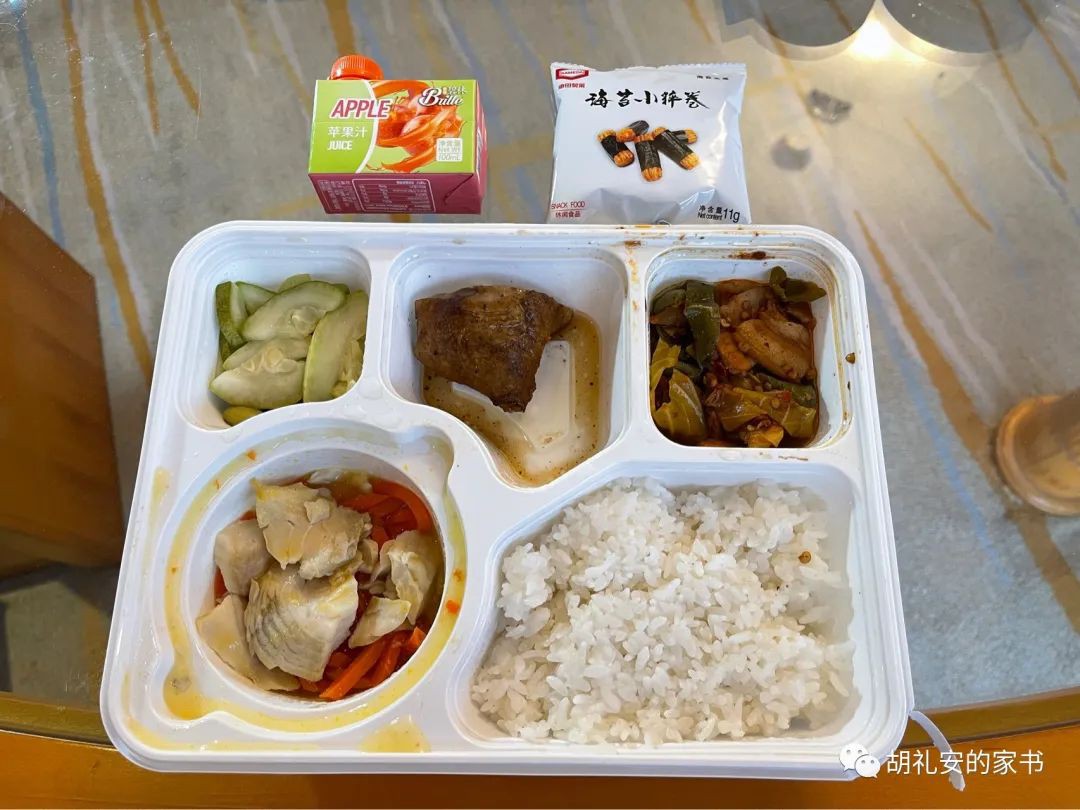 “从新加坡回到上海，封锁一再延长，我被卷入了这场前所未有的大事件”