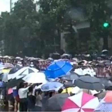 清明时节雨纷纷,回顾万人雨中送别国父李光耀