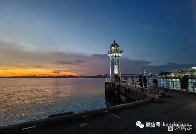 在新加坡看落霞云归，远眺柔佛海峡灯塔复明