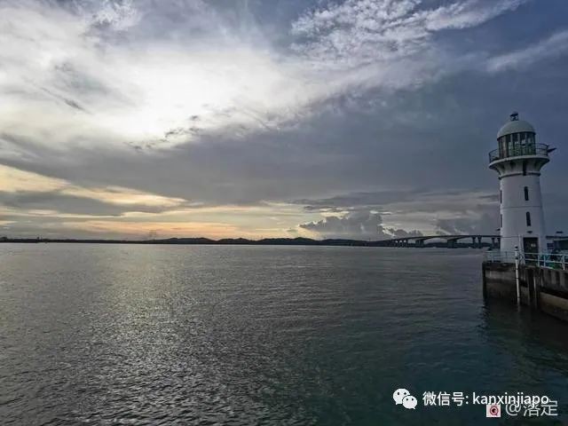 在新加坡看落霞云归，远眺柔佛海峡灯塔复明
