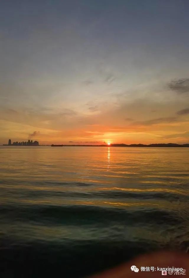 在新加坡看落霞云归，远眺柔佛海峡灯塔复明