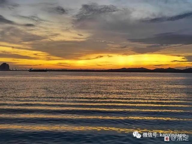 在新加坡看落霞云归，远眺柔佛海峡灯塔复明