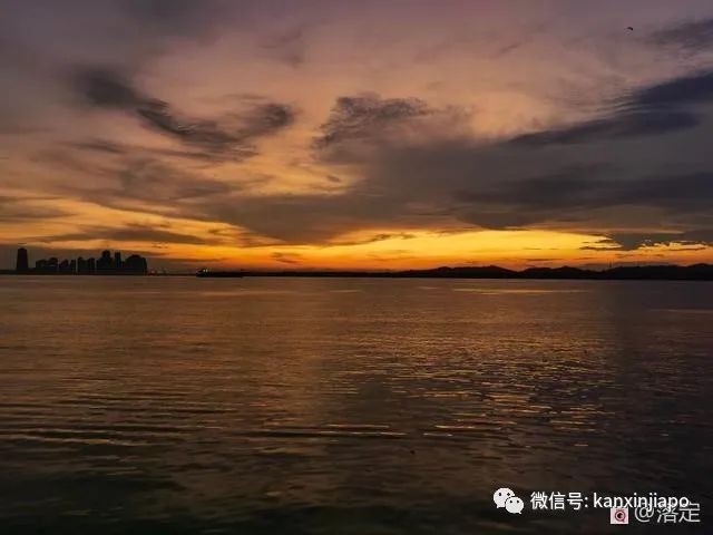 在新加坡看落霞云归，远眺柔佛海峡灯塔复明